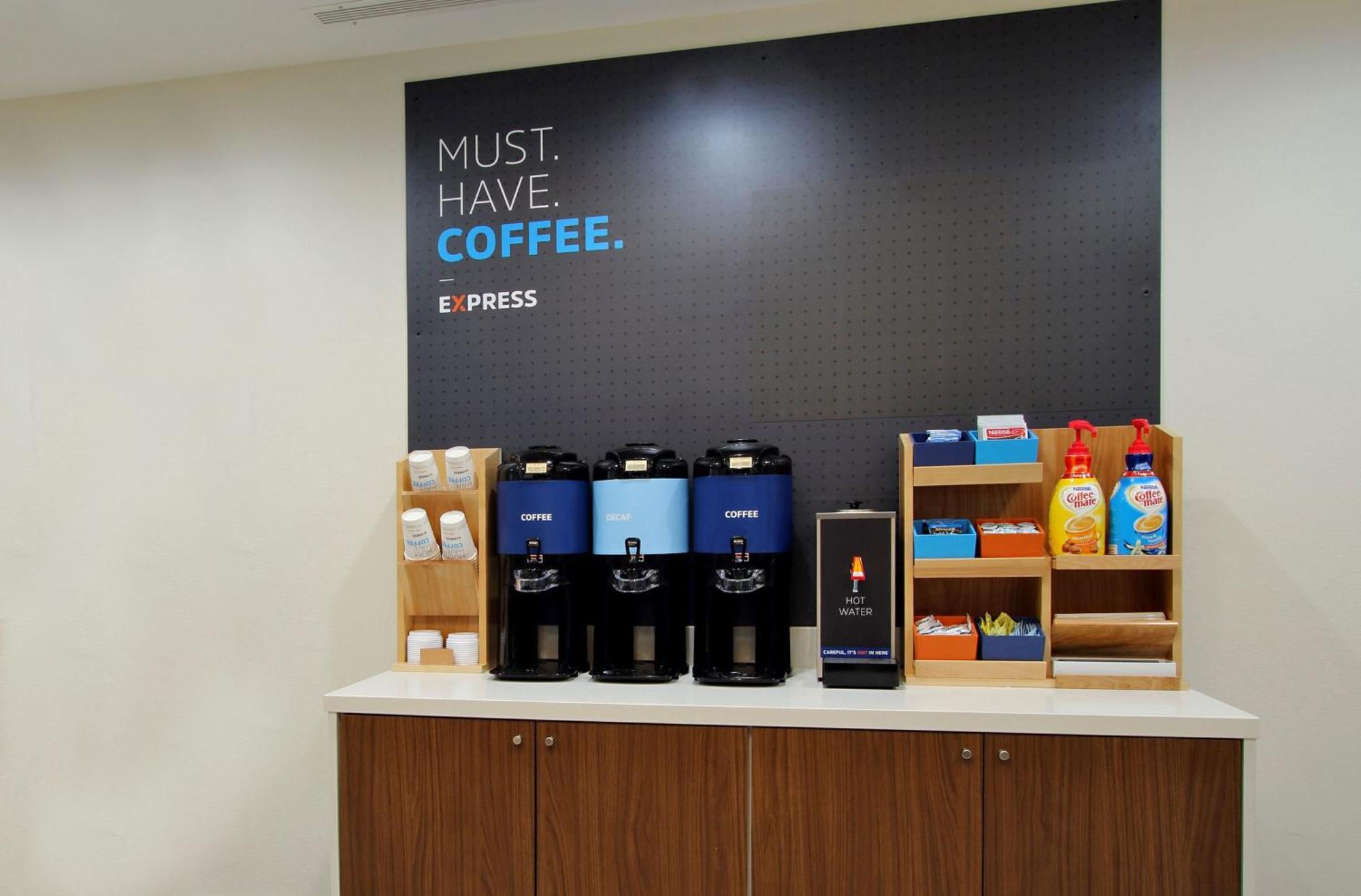 Holiday Inn Express Hotel & Suites Columbus By Ihg Bagian luar foto