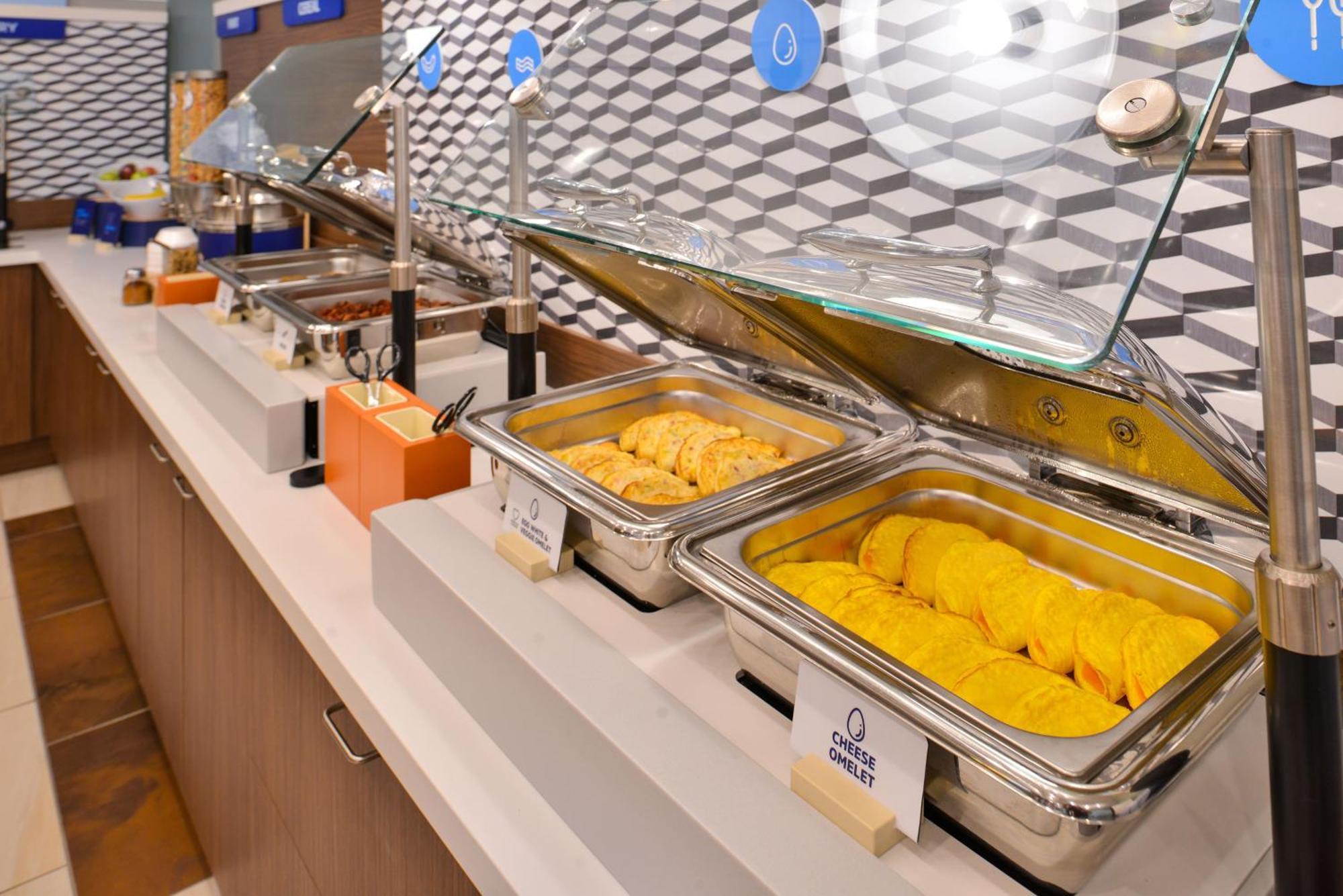 Holiday Inn Express Hotel & Suites Columbus By Ihg Bagian luar foto