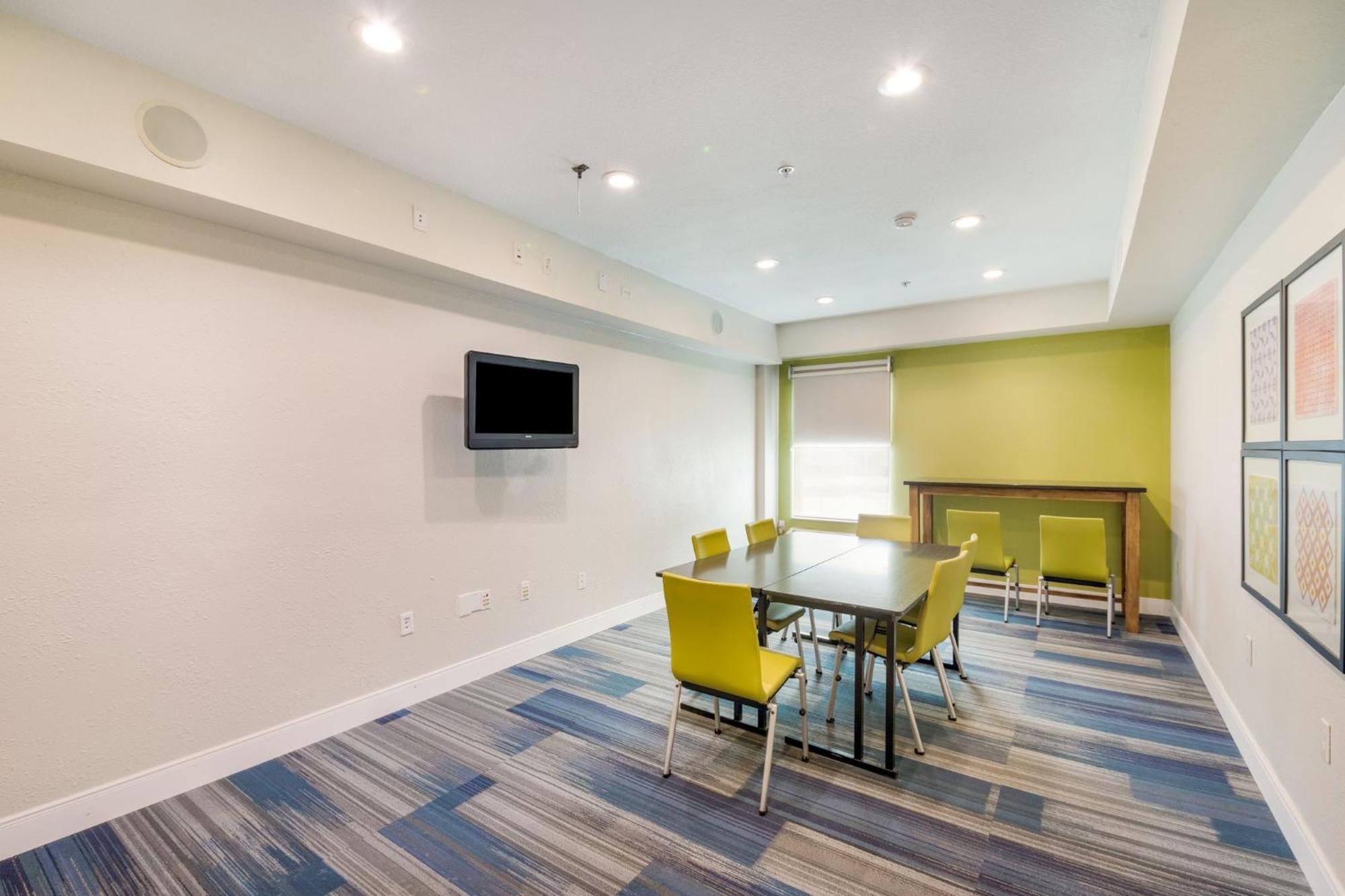 Holiday Inn Express Hotel & Suites Columbus By Ihg Bagian luar foto