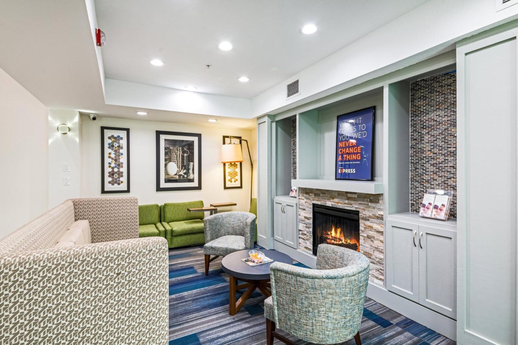 Holiday Inn Express Hotel & Suites Columbus By Ihg Bagian luar foto