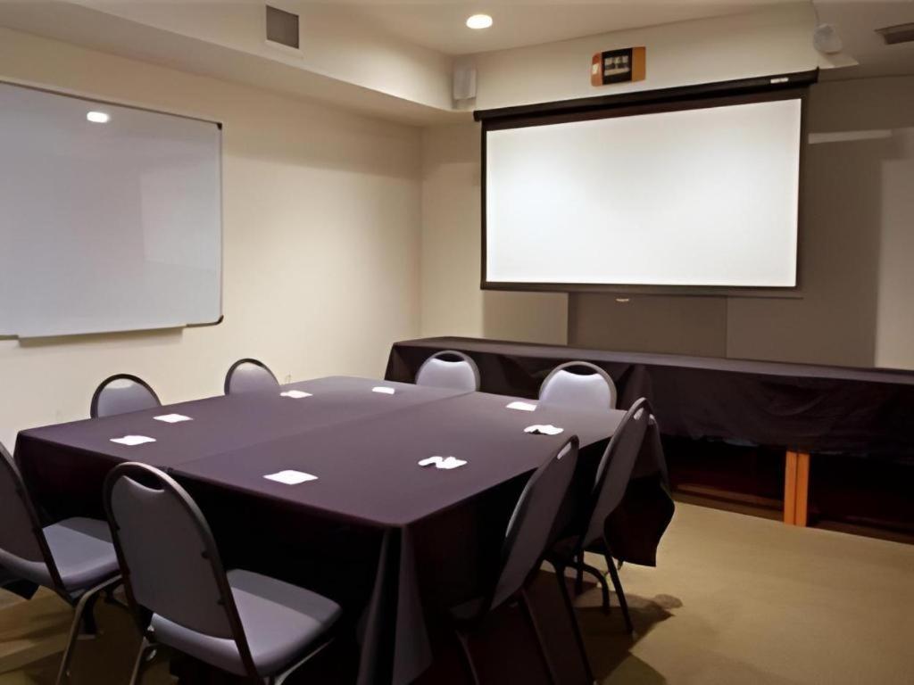 Holiday Inn Express Hotel & Suites Columbus By Ihg Bagian luar foto