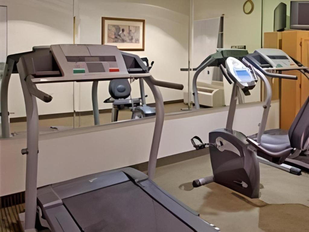 Holiday Inn Express Hotel & Suites Columbus By Ihg Bagian luar foto