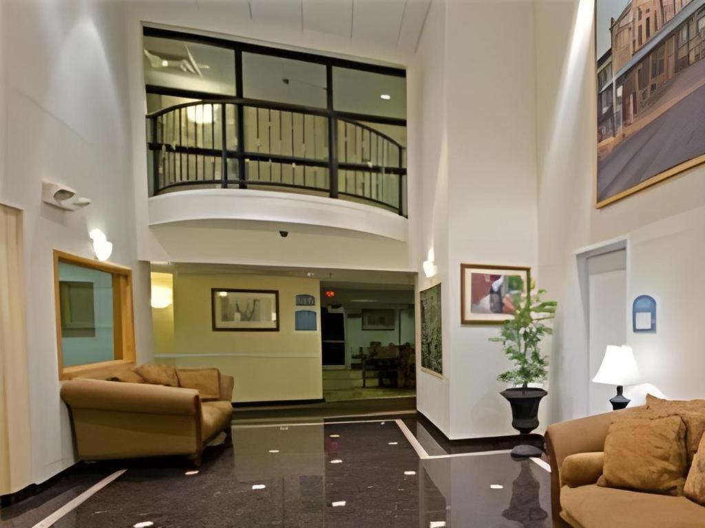 Holiday Inn Express Hotel & Suites Columbus By Ihg Bagian luar foto