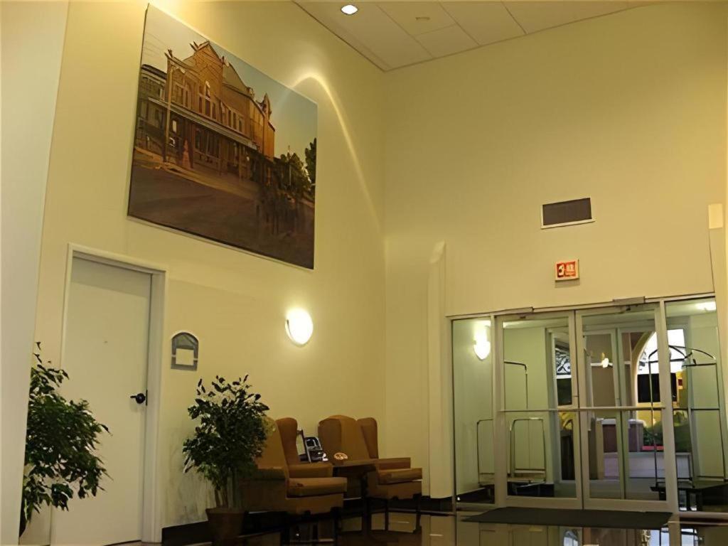 Holiday Inn Express Hotel & Suites Columbus By Ihg Bagian luar foto
