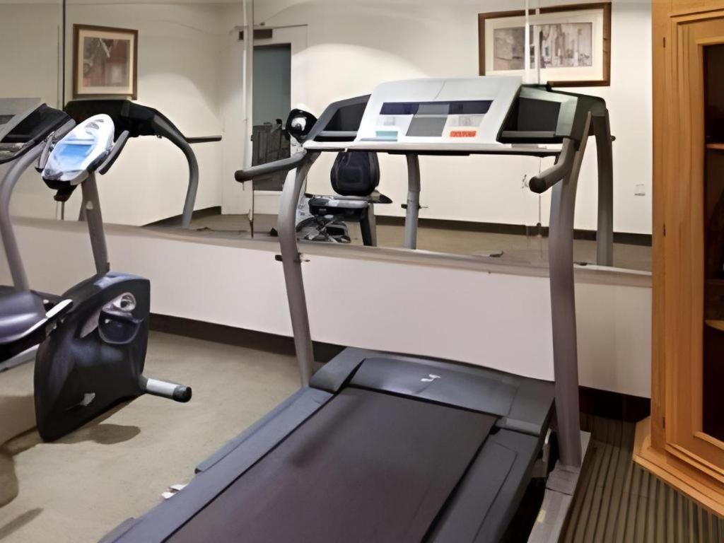 Holiday Inn Express Hotel & Suites Columbus By Ihg Bagian luar foto