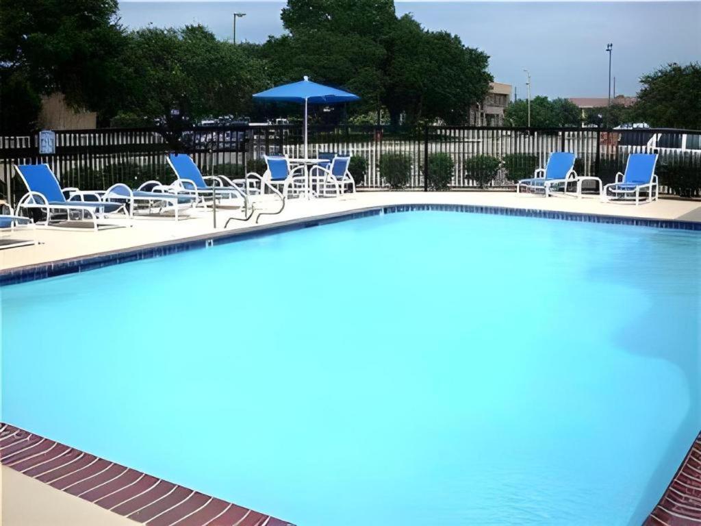 Holiday Inn Express Hotel & Suites Columbus By Ihg Bagian luar foto