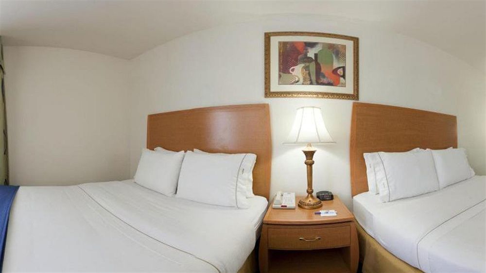 Holiday Inn Express Hotel & Suites Columbus By Ihg Bagian luar foto