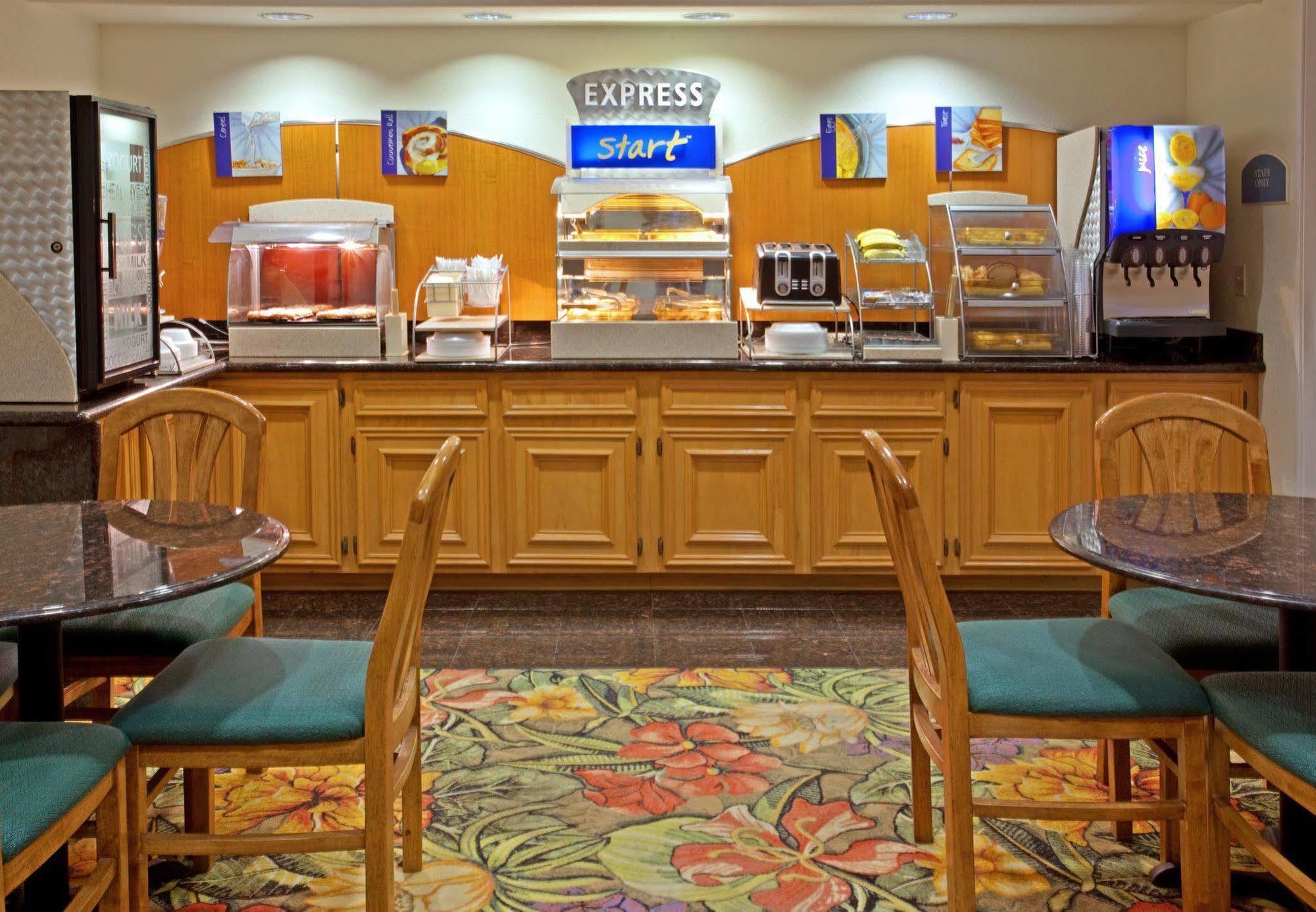 Holiday Inn Express Hotel & Suites Columbus By Ihg Restoran foto