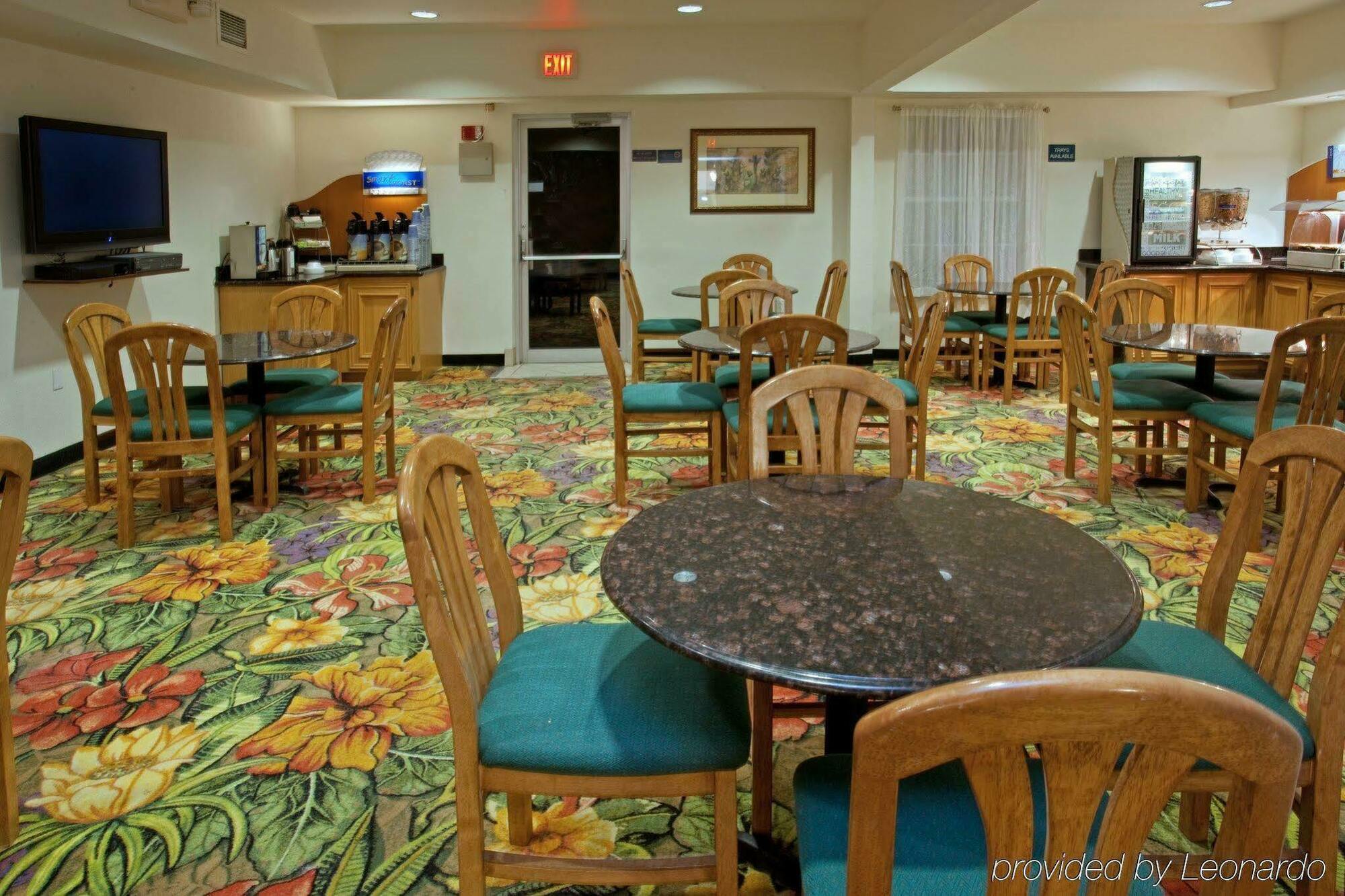 Holiday Inn Express Hotel & Suites Columbus By Ihg Bagian luar foto