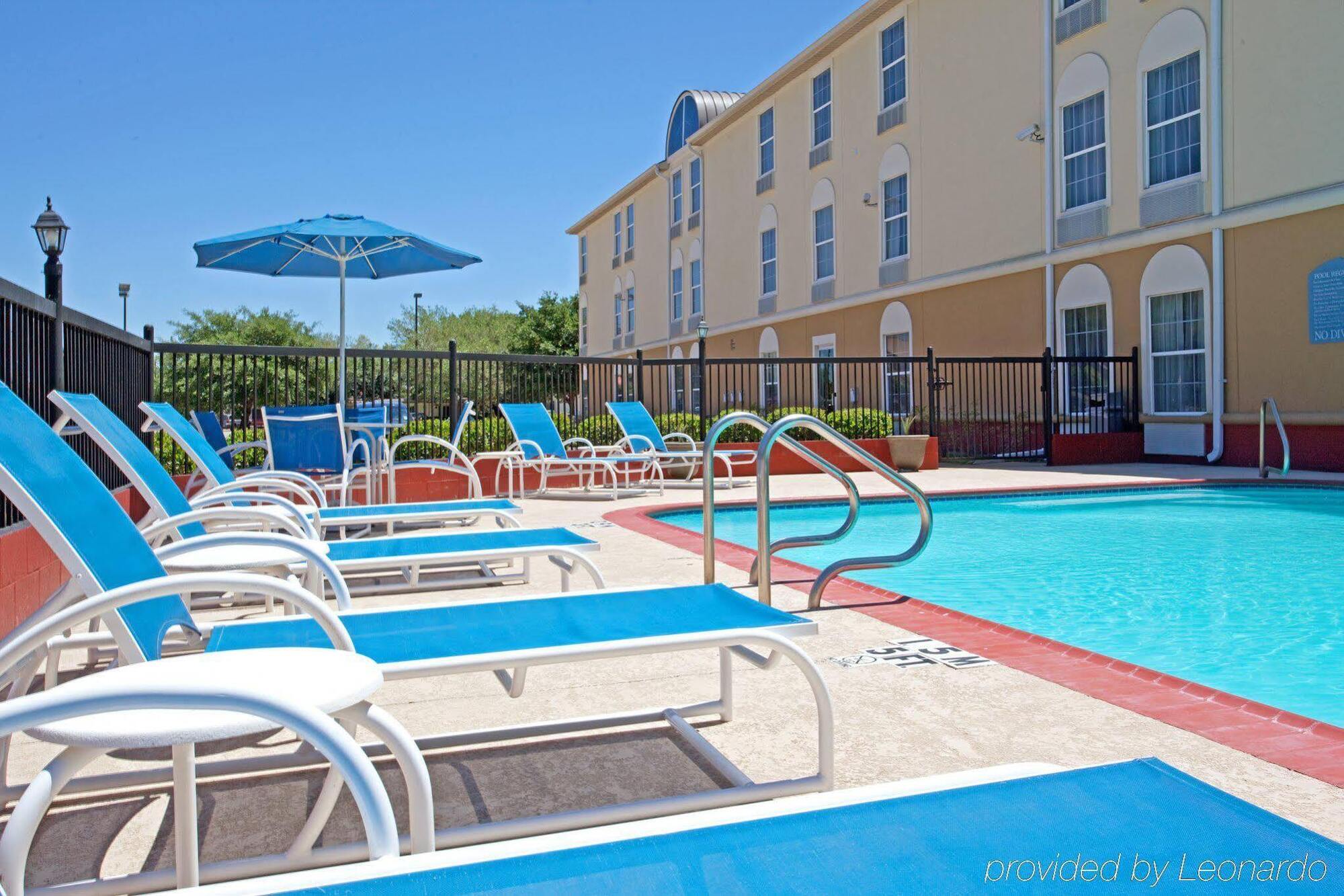 Holiday Inn Express Hotel & Suites Columbus By Ihg Bagian luar foto