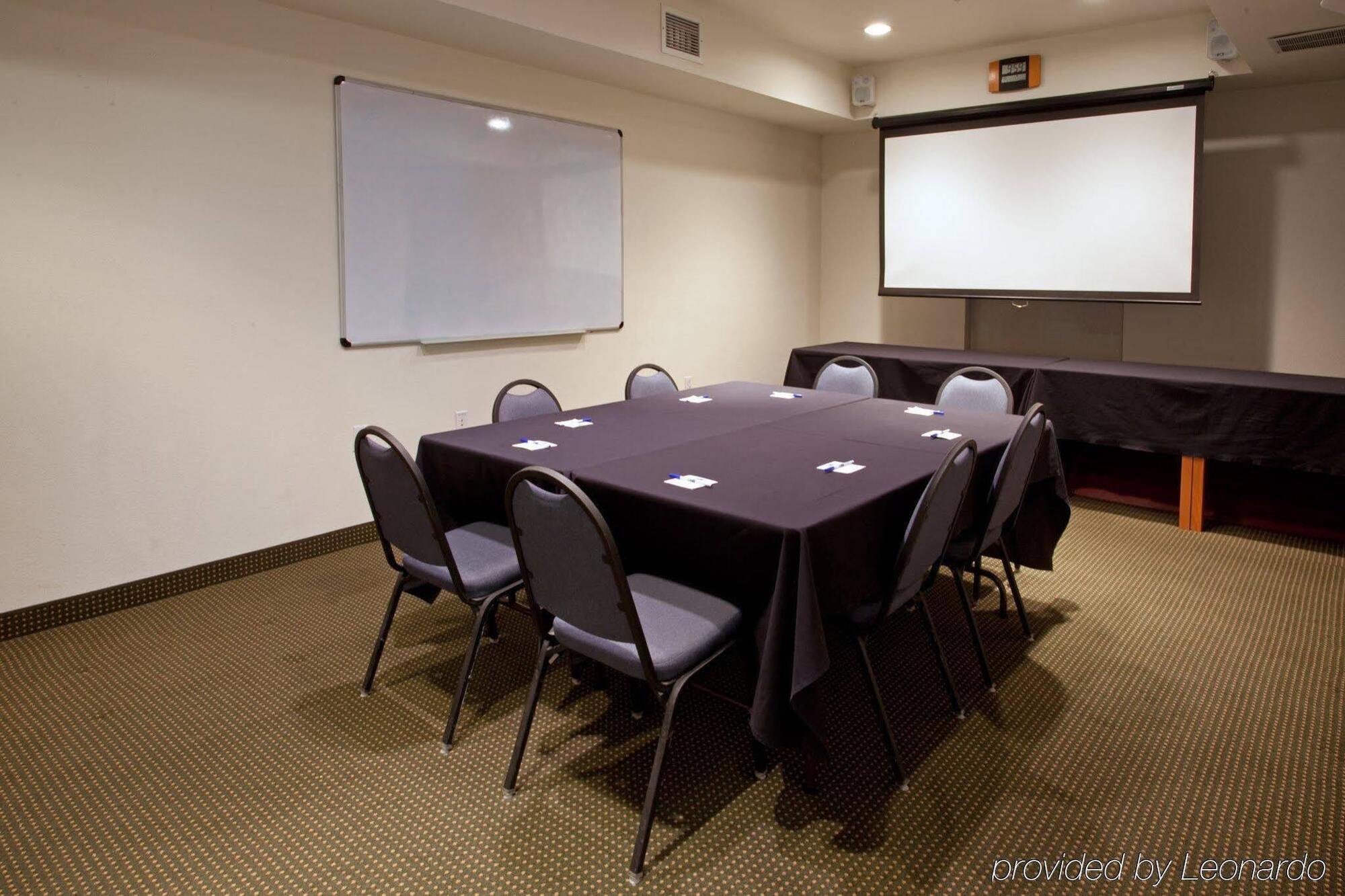Holiday Inn Express Hotel & Suites Columbus By Ihg Bagian luar foto