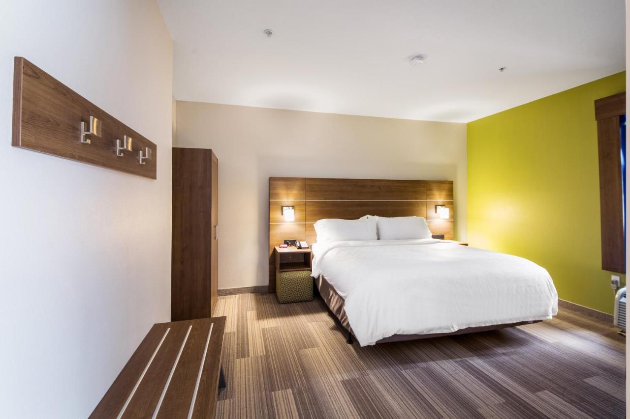Holiday Inn Express Hotel & Suites Columbus By Ihg Bagian luar foto