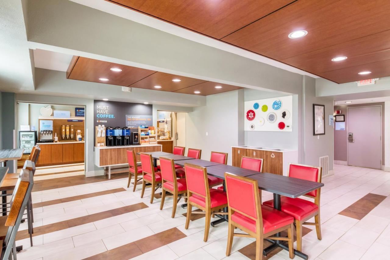 Holiday Inn Express Hotel & Suites Columbus By Ihg Bagian luar foto
