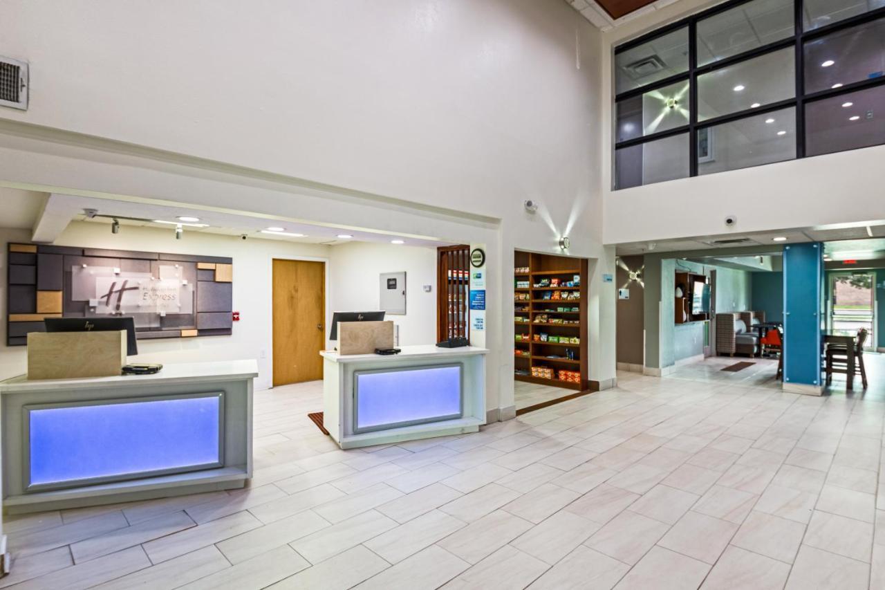 Holiday Inn Express Hotel & Suites Columbus By Ihg Bagian luar foto